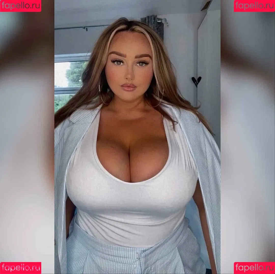 bustyholly Onlyfans Photo Gallery 