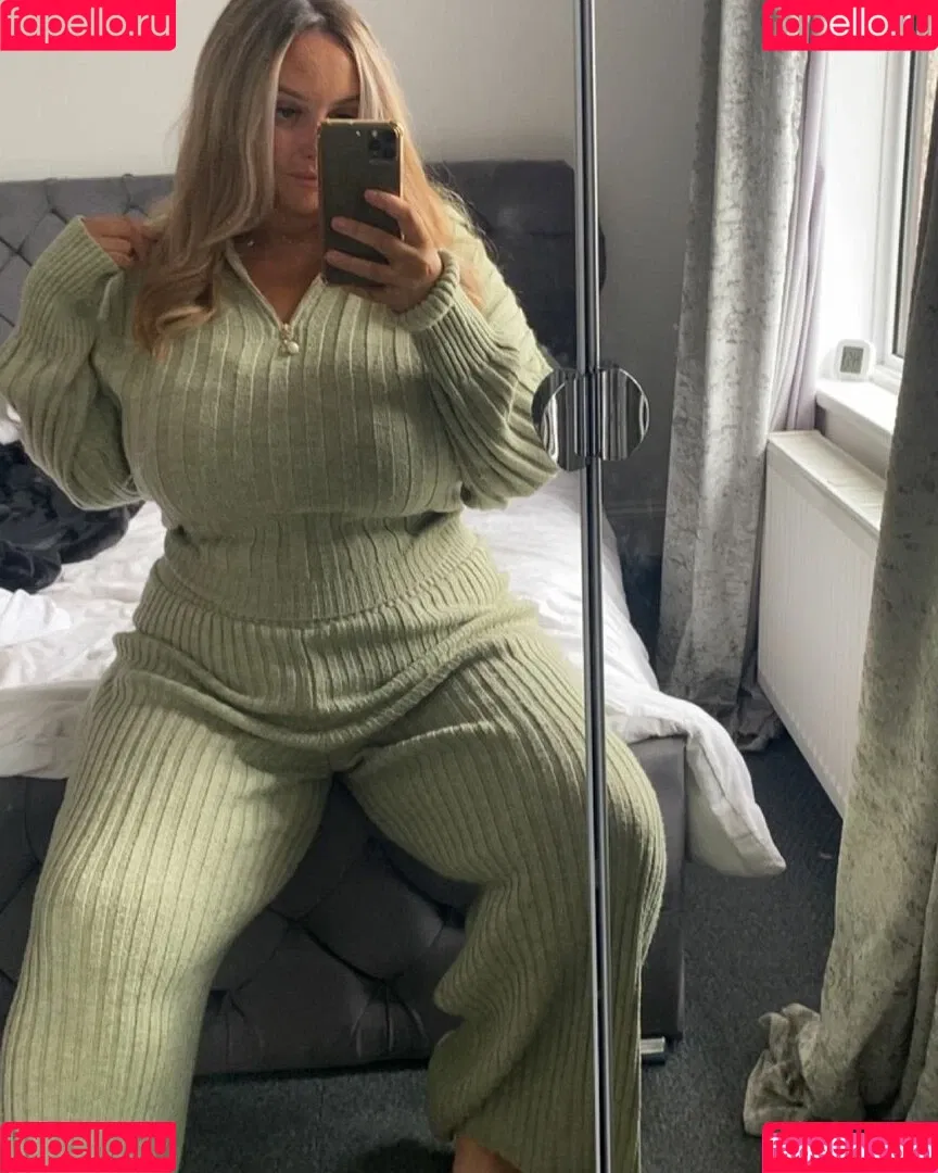 bustyholly Onlyfans Photo Gallery 
