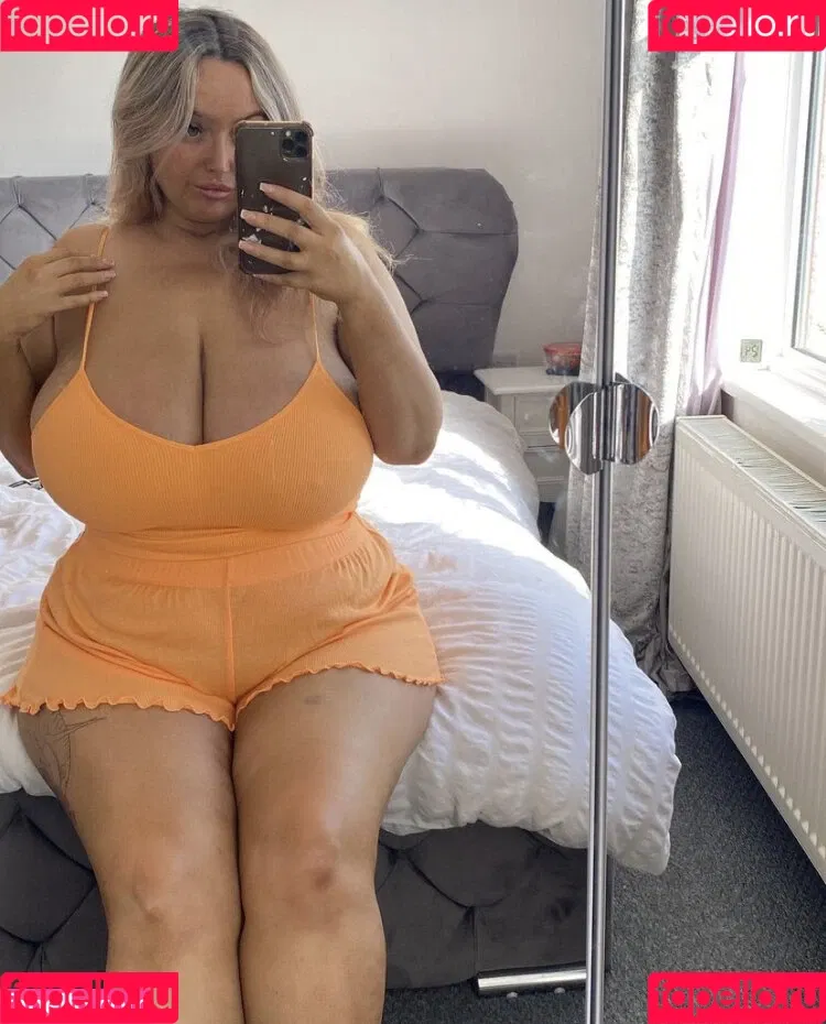 bustyholly Onlyfans Photo Gallery 