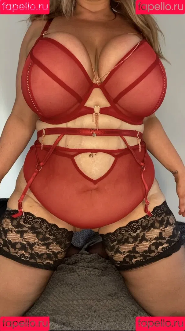 bustyholly Onlyfans Photo Gallery 