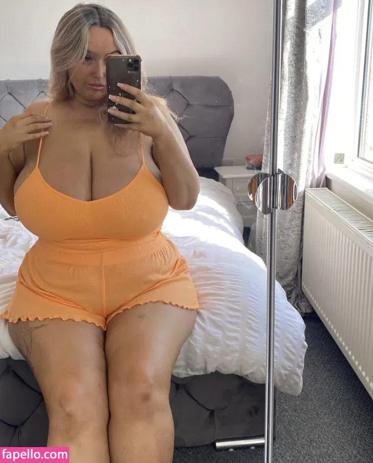 bustyholly Onlyfans Photo Gallery 