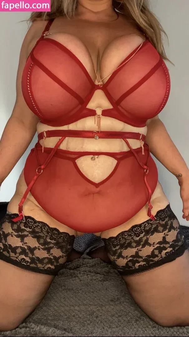 bustyholly Onlyfans Photo Gallery 