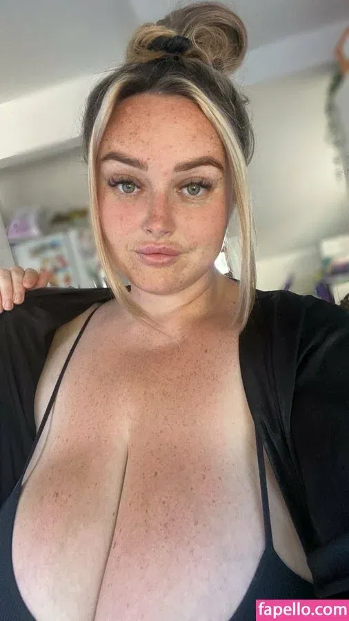 bustyholly Onlyfans Photo Gallery 