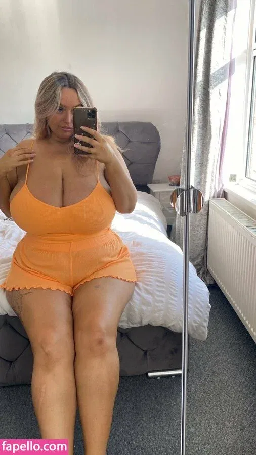 bustyholly Onlyfans Photo Gallery 