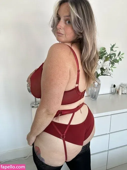 bustyholly Onlyfans Photo Gallery 