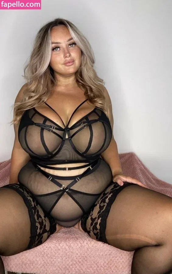 bustyholly Onlyfans Photo Gallery 