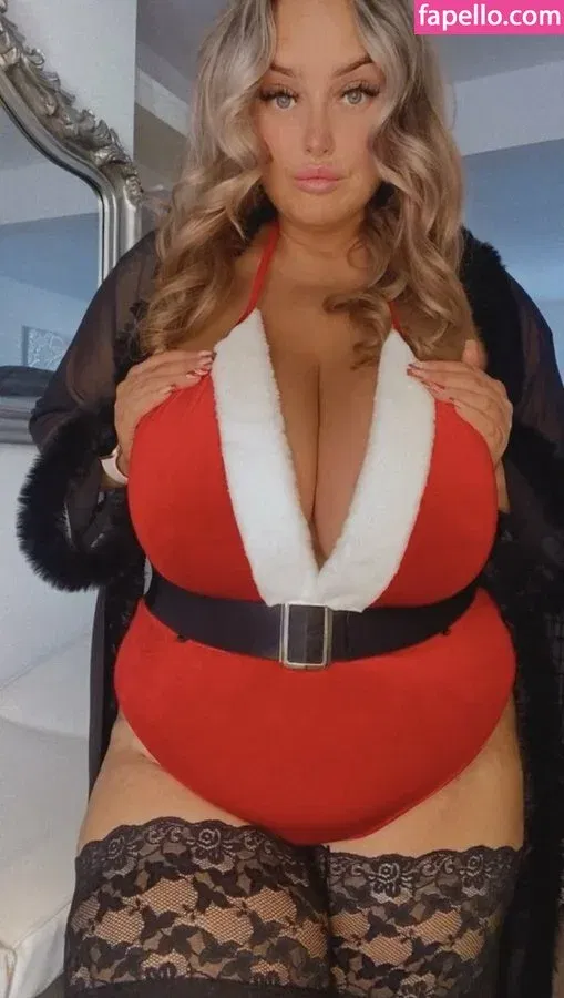 bustyholly Onlyfans Photo Gallery 