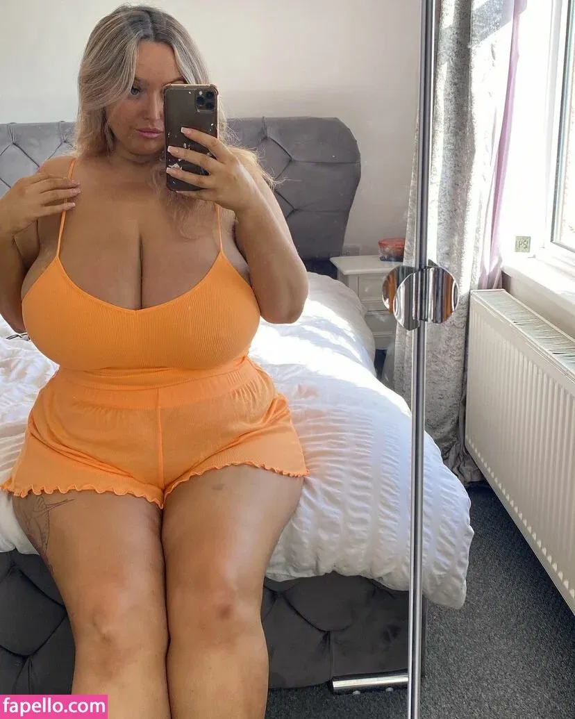 bustyholly Onlyfans Photo Gallery 