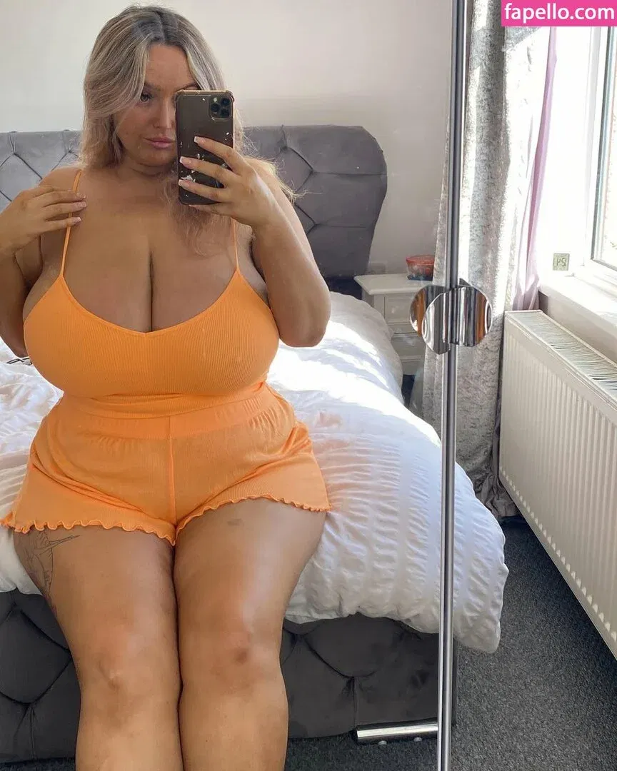 bustyholly Onlyfans Photo Gallery 