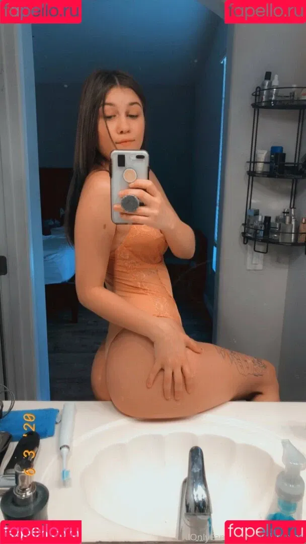 leftfordread Onlyfans Photo Gallery 