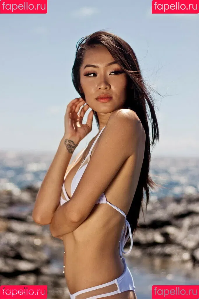 Elizabeth Tran Onlyfans Photo Gallery 