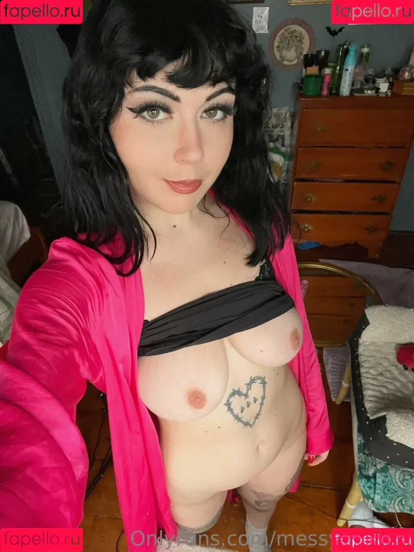 messyxbangs Onlyfans Photo Gallery 
