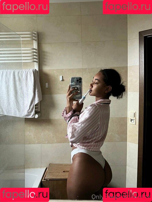 llleasy Onlyfans Photo Gallery 