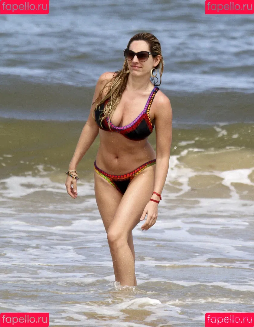 Kelly Brook Onlyfans Photo Gallery 
