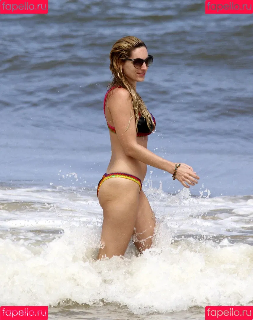 Kelly Brook Onlyfans Photo Gallery 
