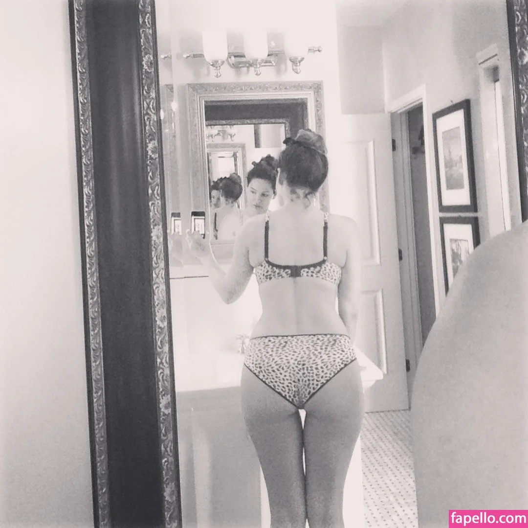 Kelly Brook Onlyfans Photo Gallery 