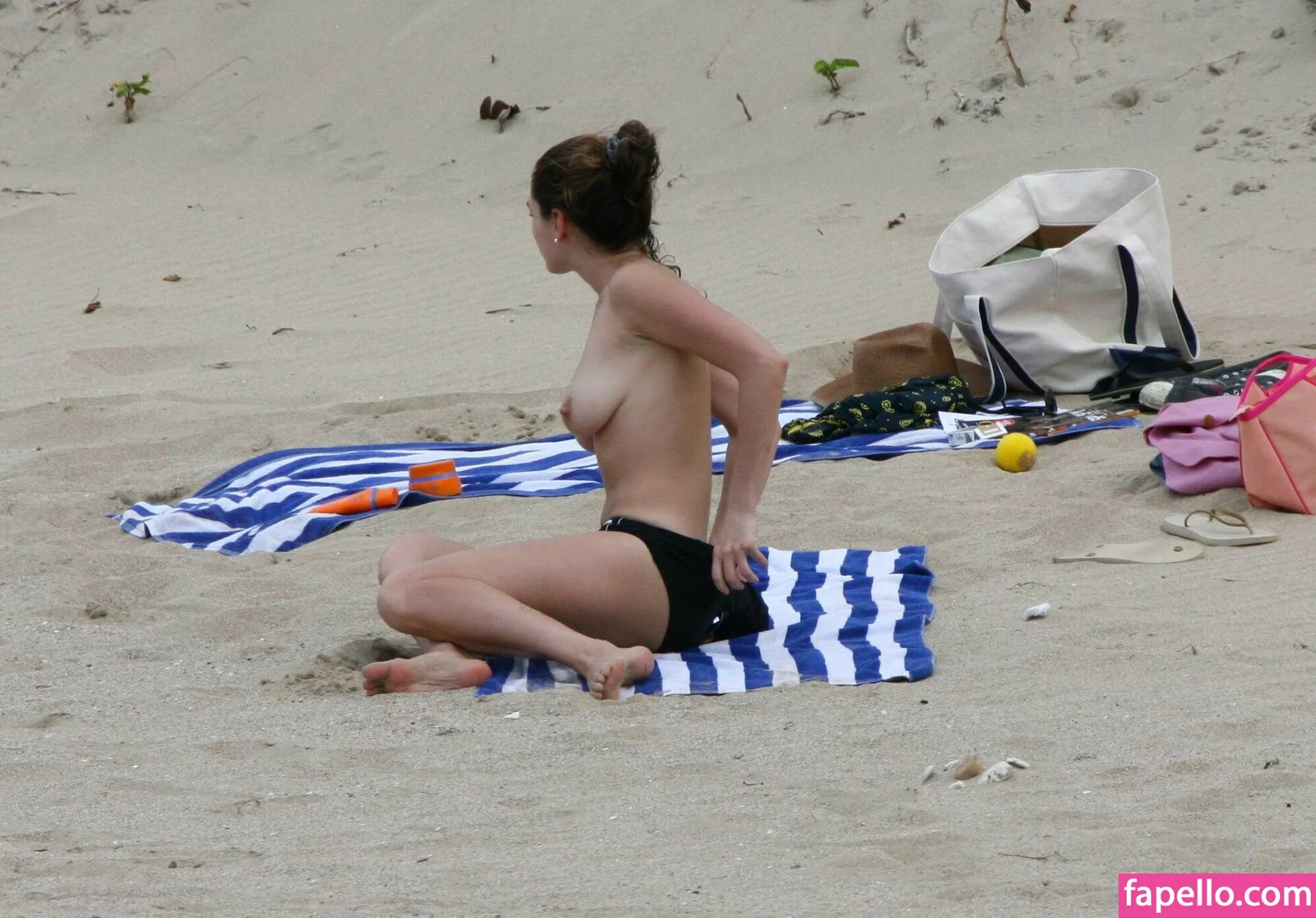 Kelly Brook Onlyfans Photo Gallery 