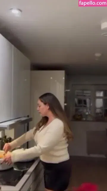 Kelly Brook Onlyfans Photo Gallery 