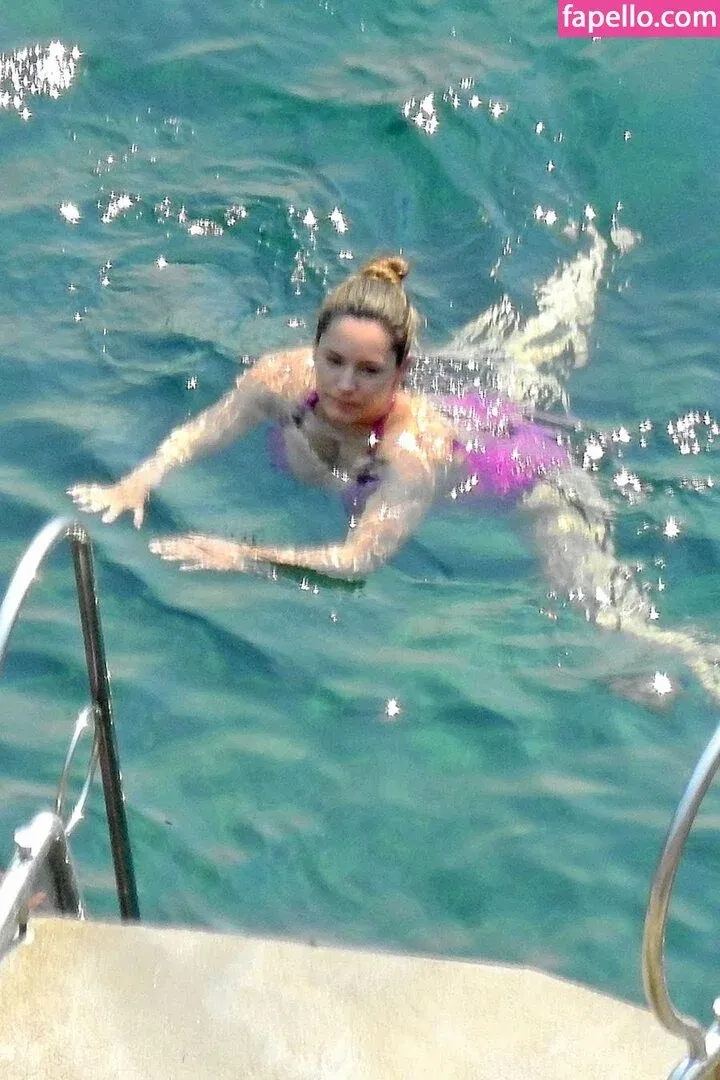 Kelly Brook Onlyfans Photo Gallery 