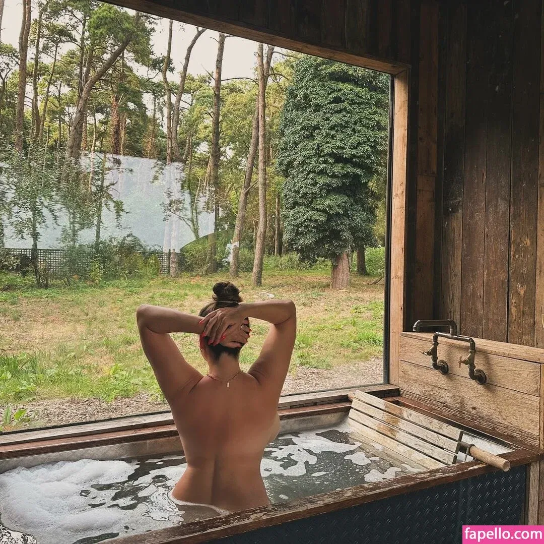 Kelly Brook Onlyfans Photo Gallery 