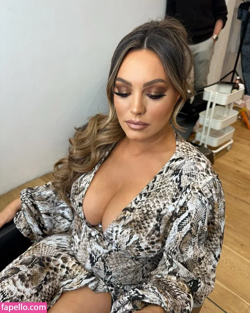 Kelly Brook Onlyfans Photo Gallery 