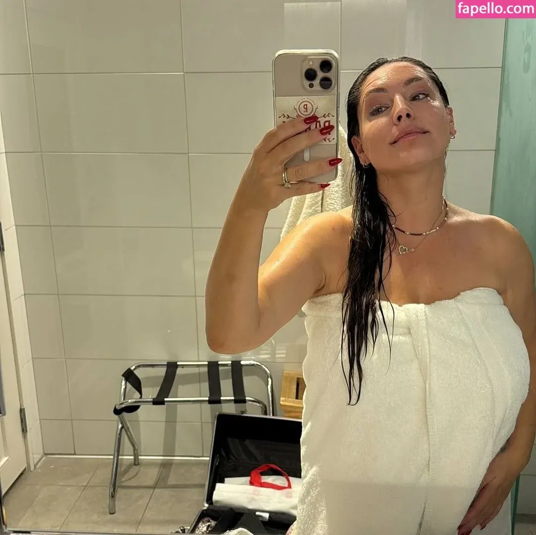 Kelly Brook Onlyfans Photo Gallery 