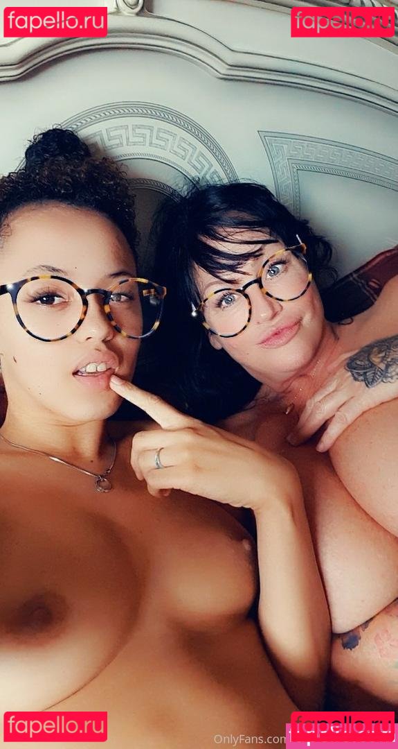 mom_vs_daughter Nude Onlyfans Photo 6