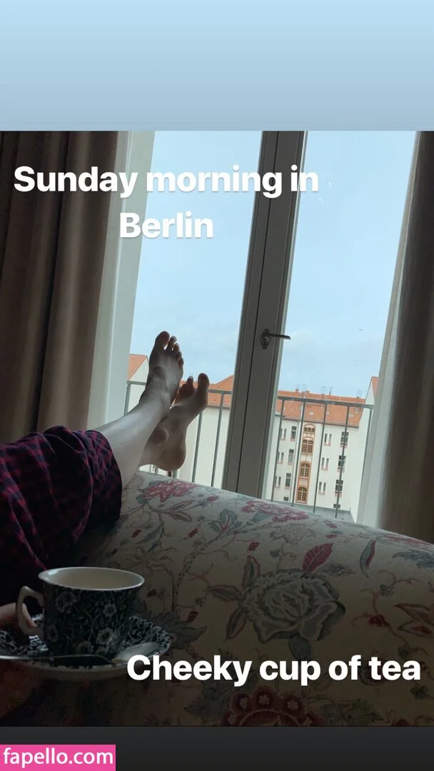 Karen Gillan Onlyfans Photo Gallery 