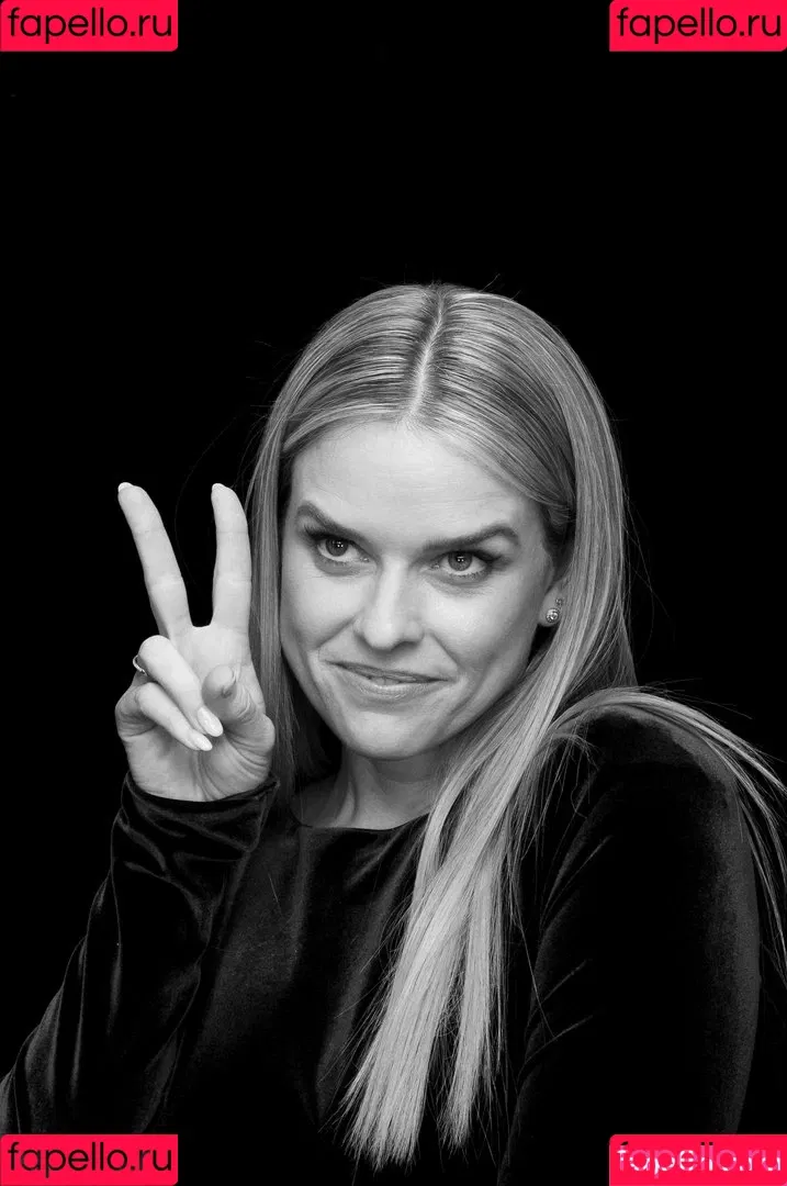 Alice Eve Onlyfans Photo Gallery 