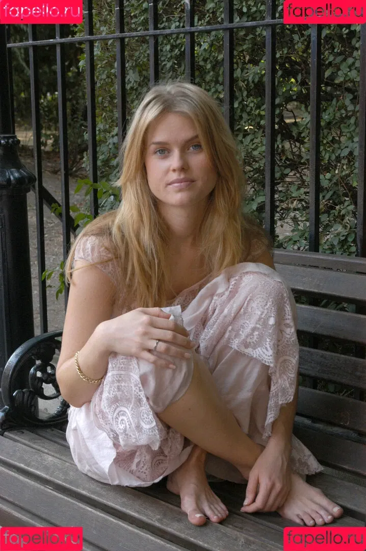 Alice Eve Onlyfans Photo Gallery 