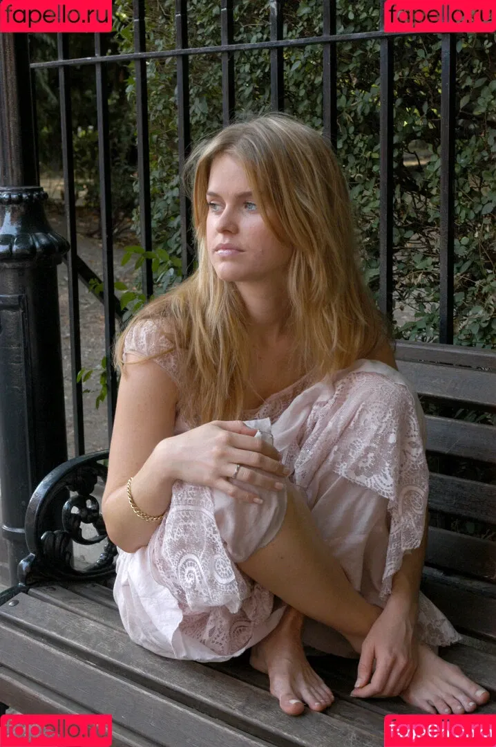 Alice Eve Onlyfans Photo Gallery 
