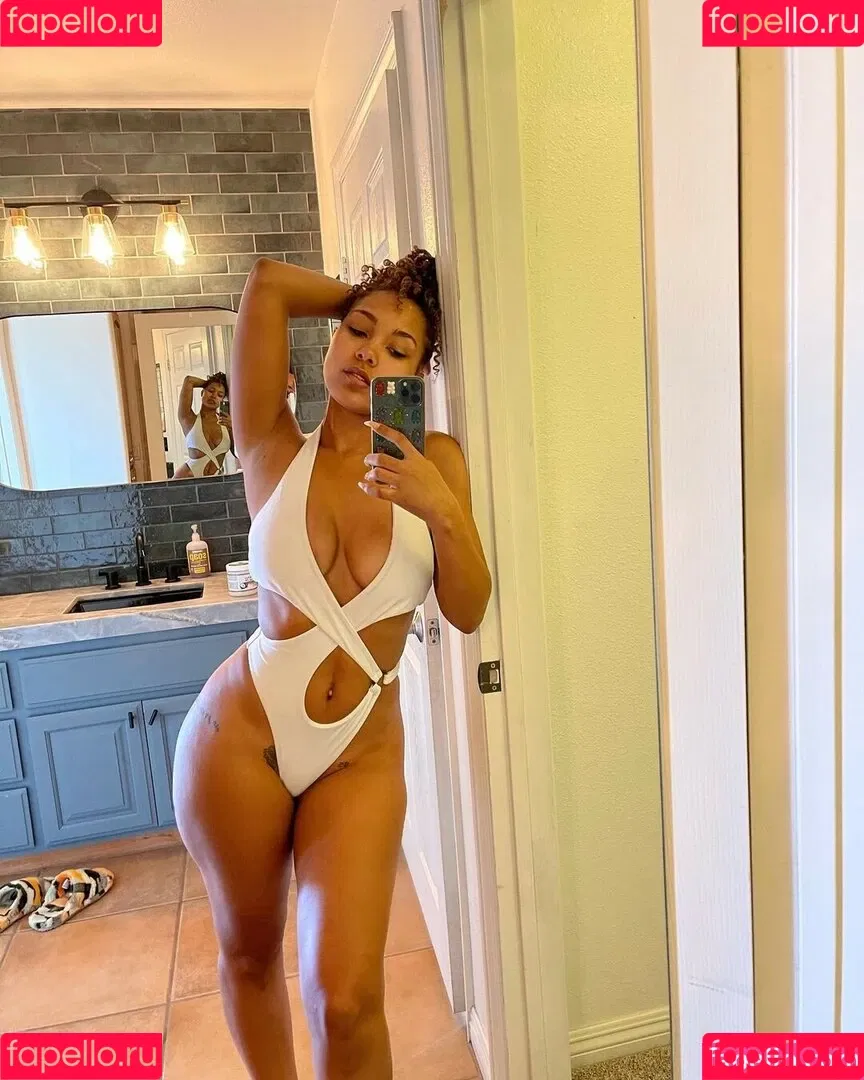 Parker McKenna Posey Onlyfans Photo Gallery 