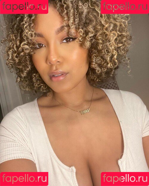 Parker McKenna Posey Onlyfans Photo Gallery 
