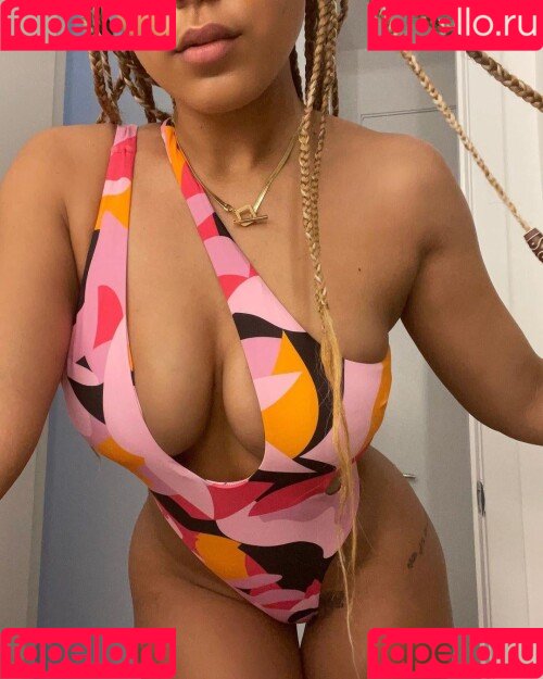 Parker McKenna Posey Onlyfans Photo Gallery 