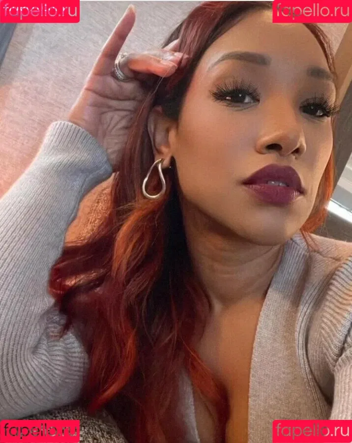 Candice Patton Onlyfans Photo Gallery 