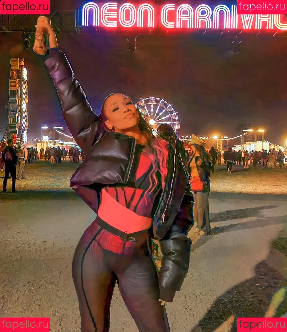 Candice Patton Onlyfans Photo Gallery 