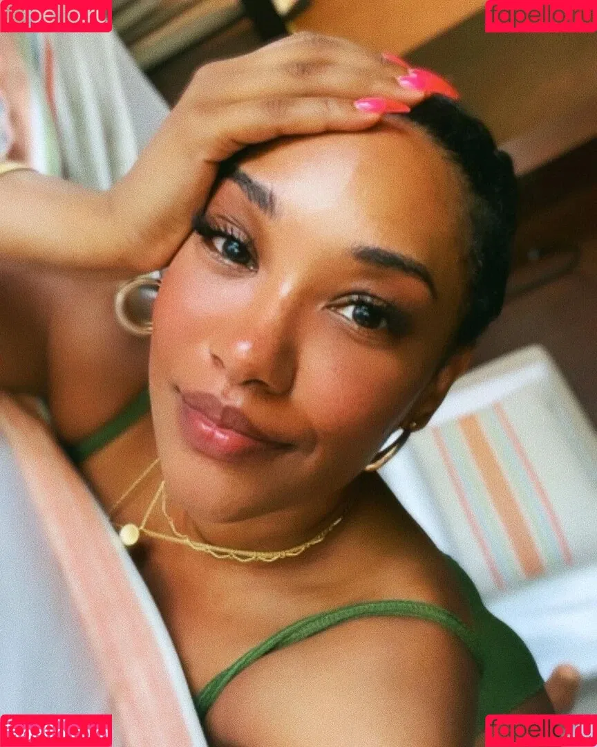Candice Patton Onlyfans Photo Gallery 