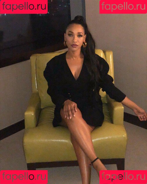 Candice Patton Onlyfans Photo Gallery 