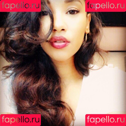 Candice Patton Onlyfans Photo Gallery 