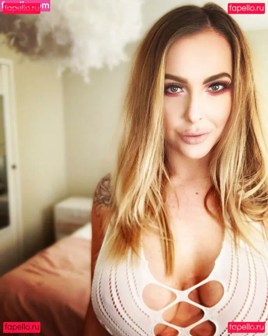 Lucy Tease Onlyfans Photo Gallery 