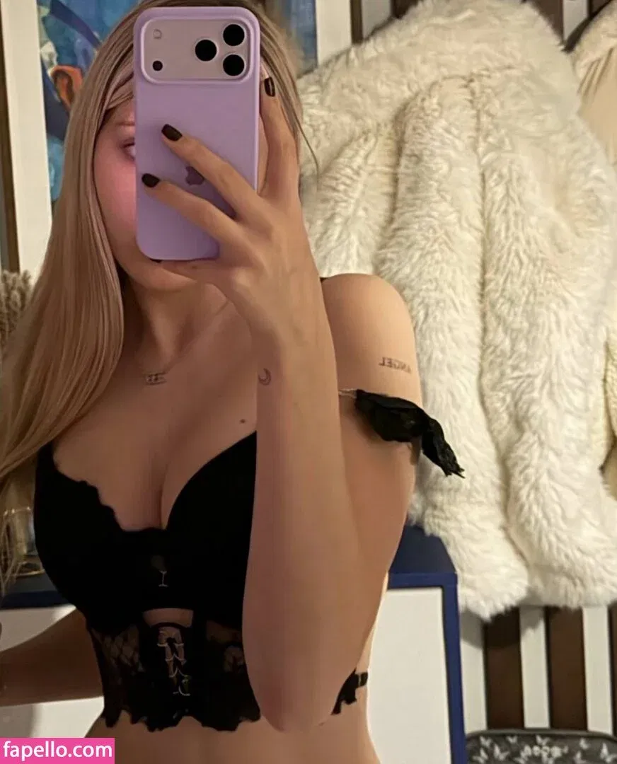 whylollycry Onlyfans Photo Gallery 