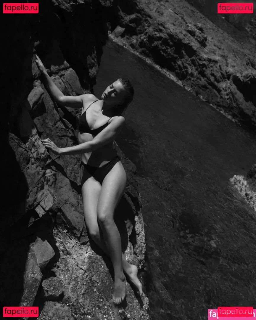 Jeanne Goursaud Onlyfans Photo Gallery 