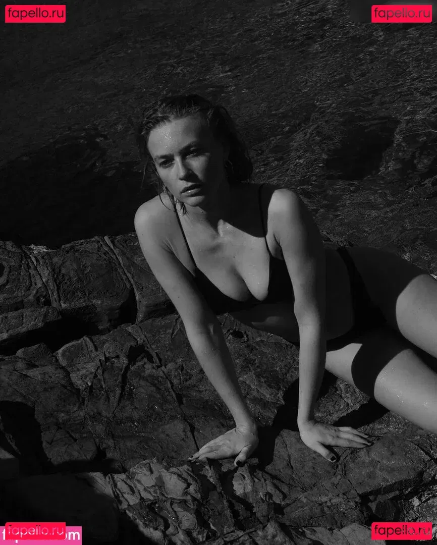 Jeanne Goursaud Onlyfans Photo Gallery 