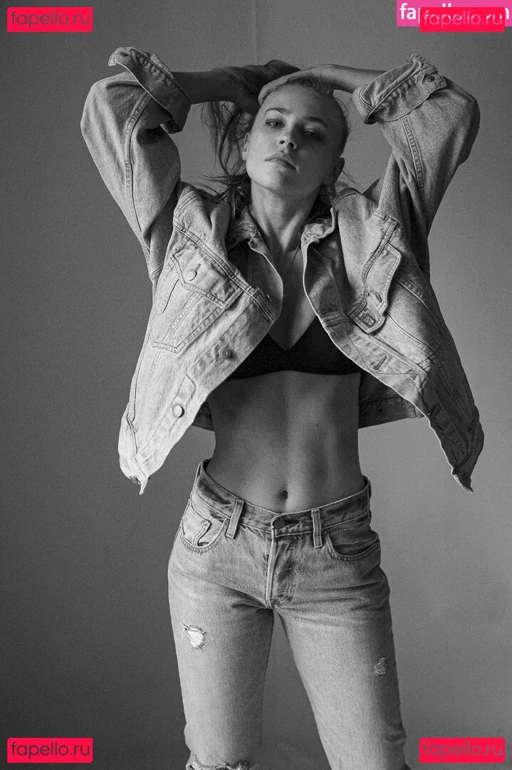 Jeanne Goursaud Onlyfans Photo Gallery 