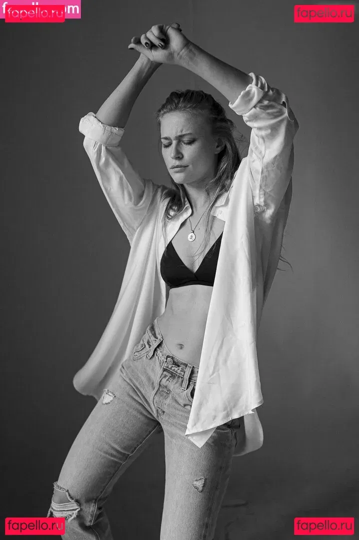 Jeanne Goursaud Onlyfans Photo Gallery 