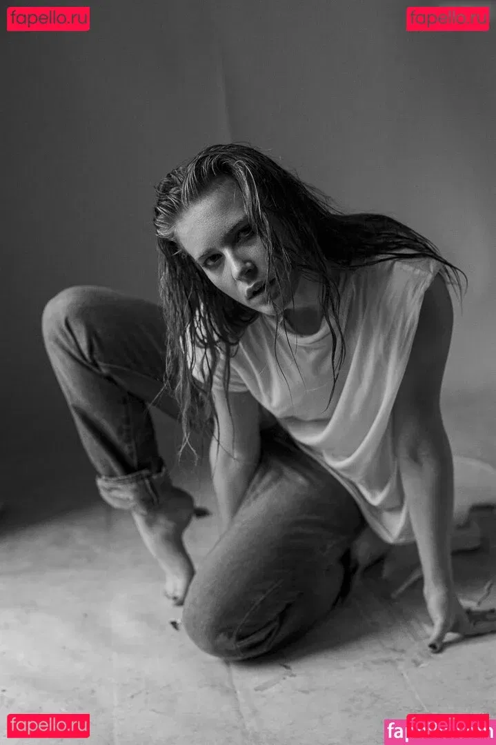 Jeanne Goursaud Onlyfans Photo Gallery 