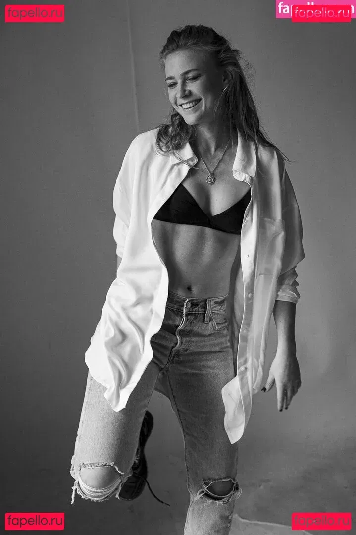 Jeanne Goursaud Onlyfans Photo Gallery 