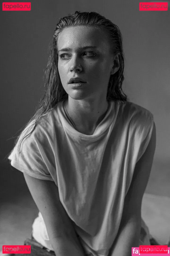 Jeanne Goursaud Onlyfans Photo Gallery 