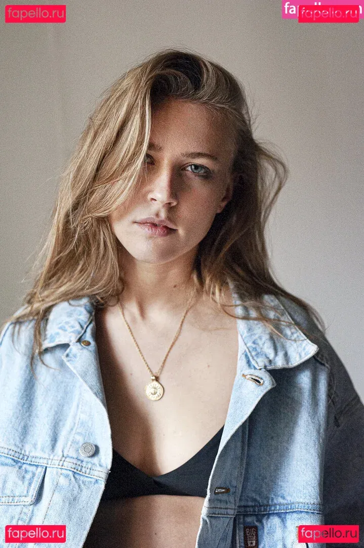 Jeanne Goursaud Onlyfans Photo Gallery 