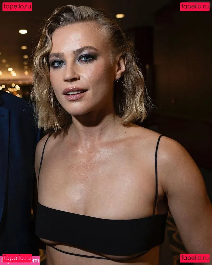 Jeanne Goursaud Onlyfans Photo Gallery 